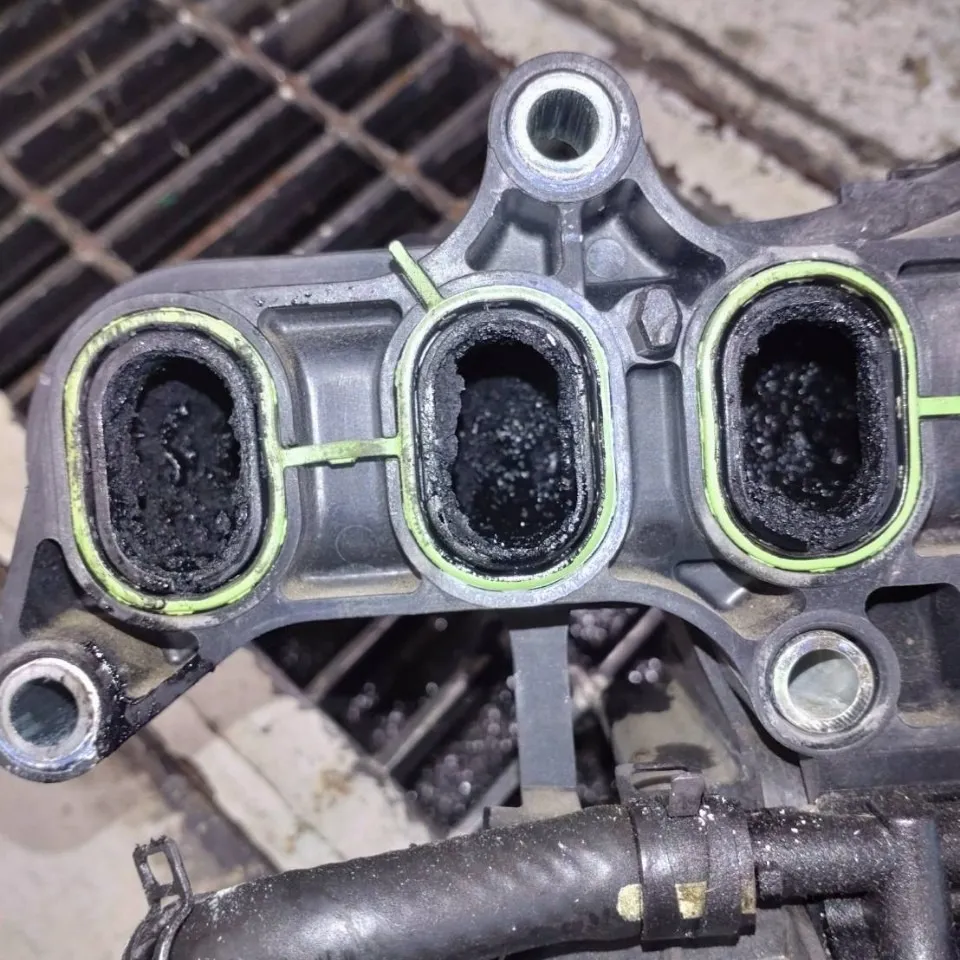 H様デミオの煤清掃です。